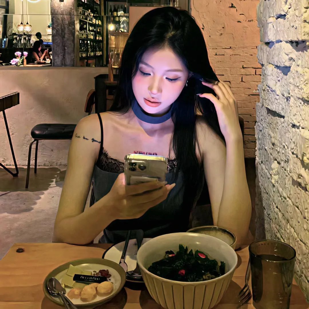 某爆料博主被曝表情包火出圈，前后半年热搜榜画面流出